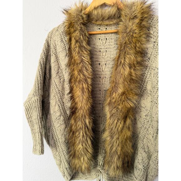 Chunky Knit Cardigan Sweater Faux Fur Trim Collar Cozy oversize Beige Women M/L - Picture 3 of 8